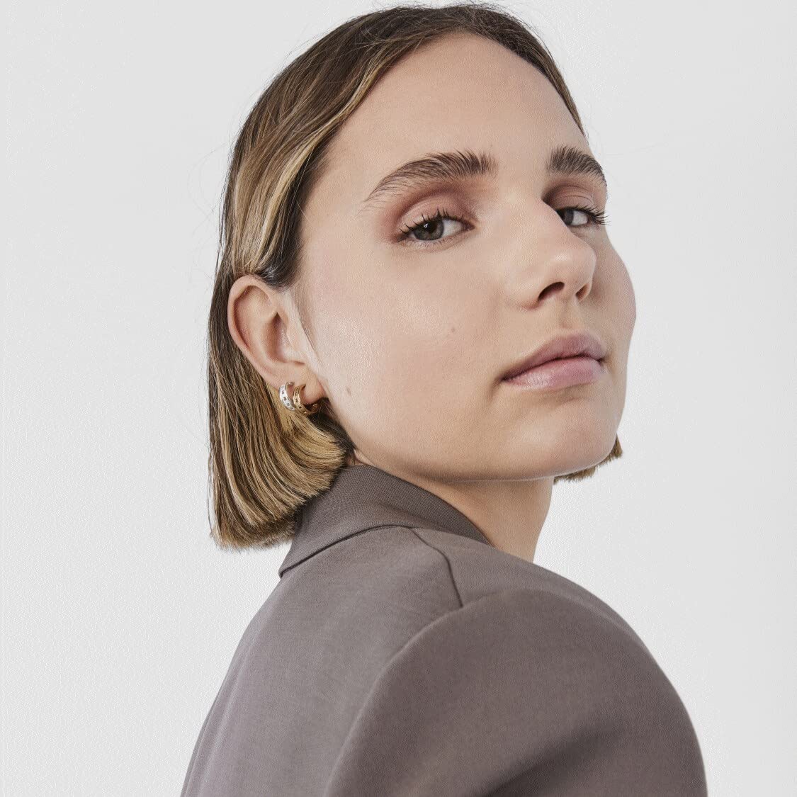 TOUS Pendientes de Aro con Baño de Oro 18Kt sobre Plata para Mujer con Motivo de Oso, con Cierre Criollo de 11 mm de Diámetro, Atemporal y Elegante, Colección Bear Row
