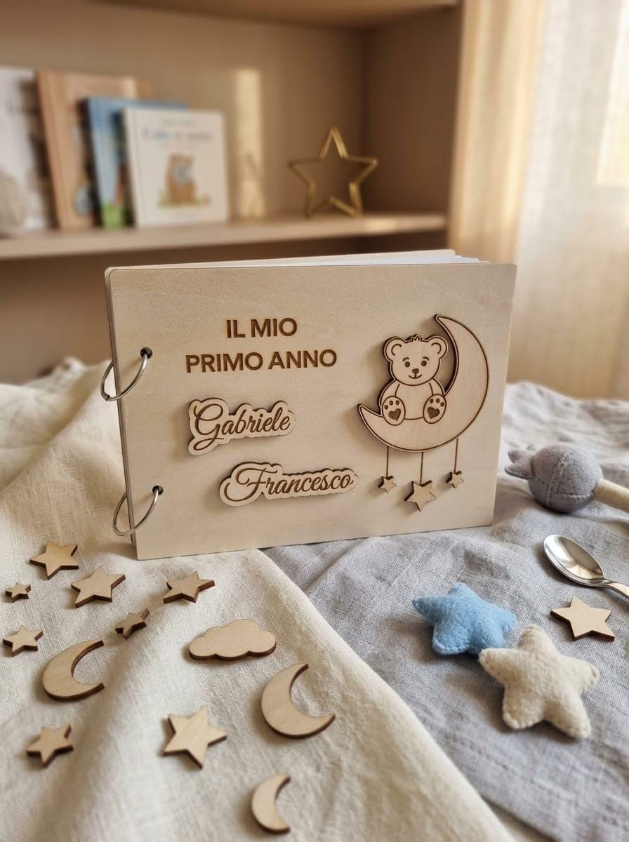 Album Foto Neonato "Il Mio Primo Anno" in Legno – Diario Nascita con Dettagli 3D a Rilievo e Pagina Dati – Idea Regalo Battesimo e Nascita – Design Orsetto sulla Luna