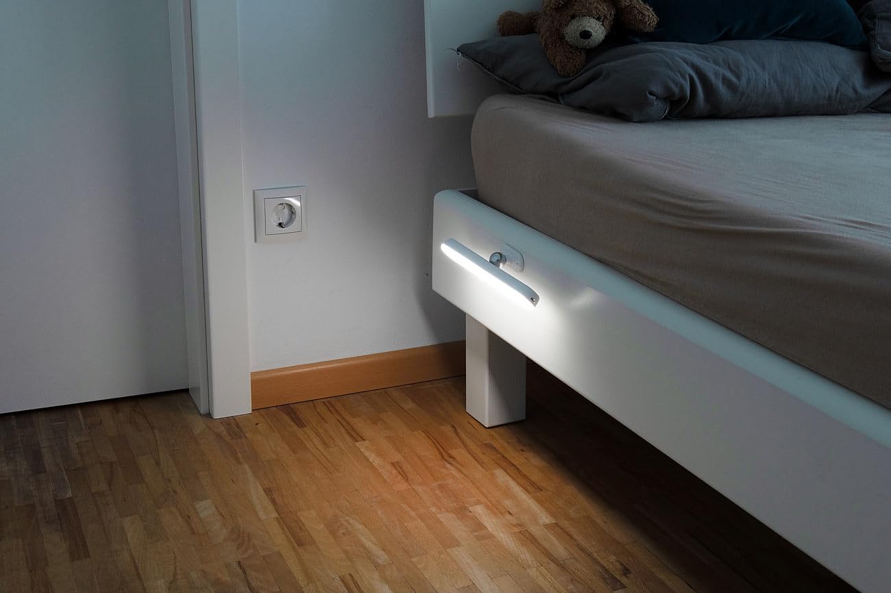 Lunartec LED-Leiste Küche: 4er-Set schwenkbare Akku-LED-Lichtleisten, PIR, 120 lm, tageslichtweiß (Schrankleuchte USB, Möbelleuchte, Möbel)