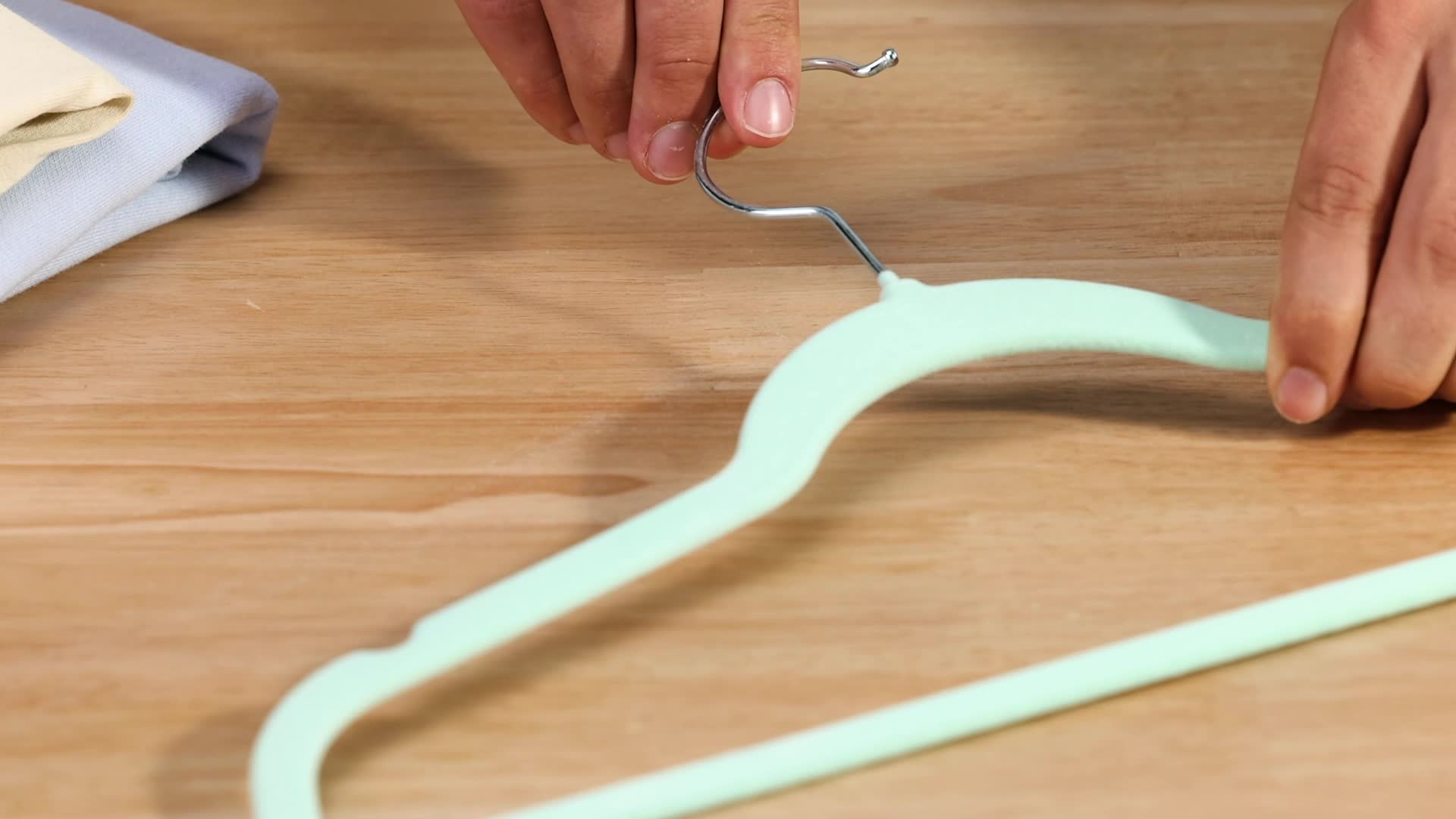 SPECILITE Confezione da 50 grucce in filo metallico, per cappotti, salvaspazio, antiscivolo, ultra sottili, per abiti, camicie, pantaloni, gonne di dimensioni standard, confezione da 50