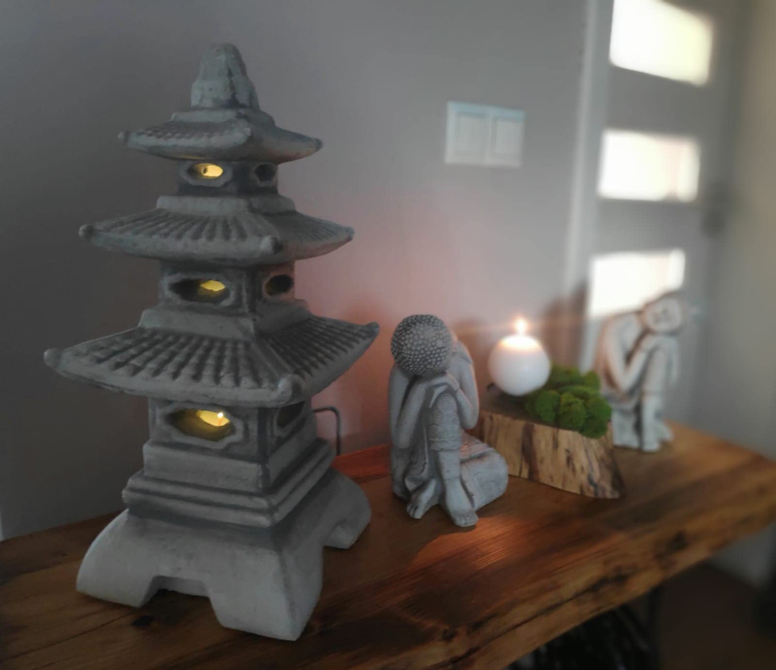 Lanterna in stile giapponese, pagoda a tre grondaie in pietra fusa, ornamento da giardino