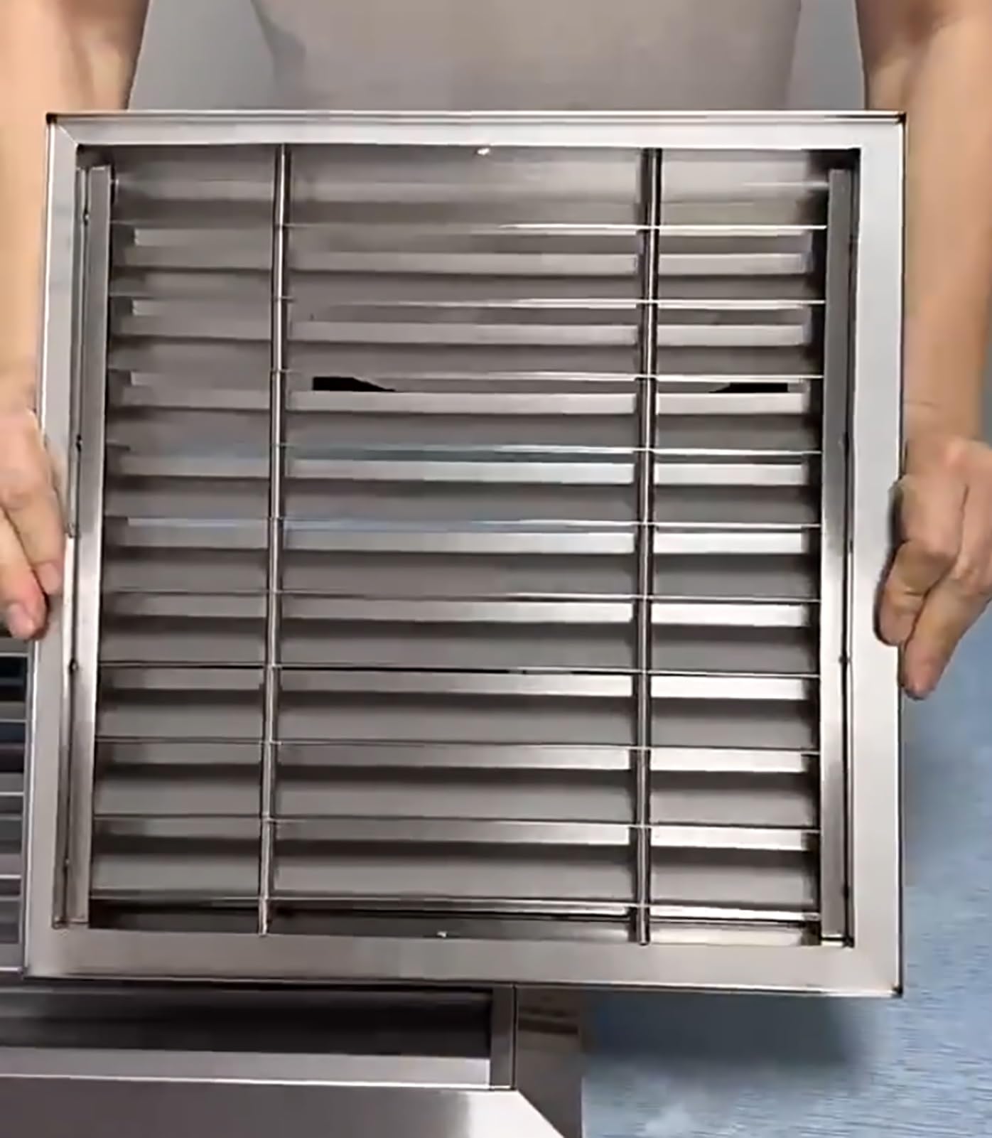 Sportello Ispezione Griglia di Ventilazione Esterna a Lamelle in Acciaio Inox 304, Griglia di Ventilazione Quadrata, Pannello di Apertura per Ventilazione con Presa a Muro(30x50cm)