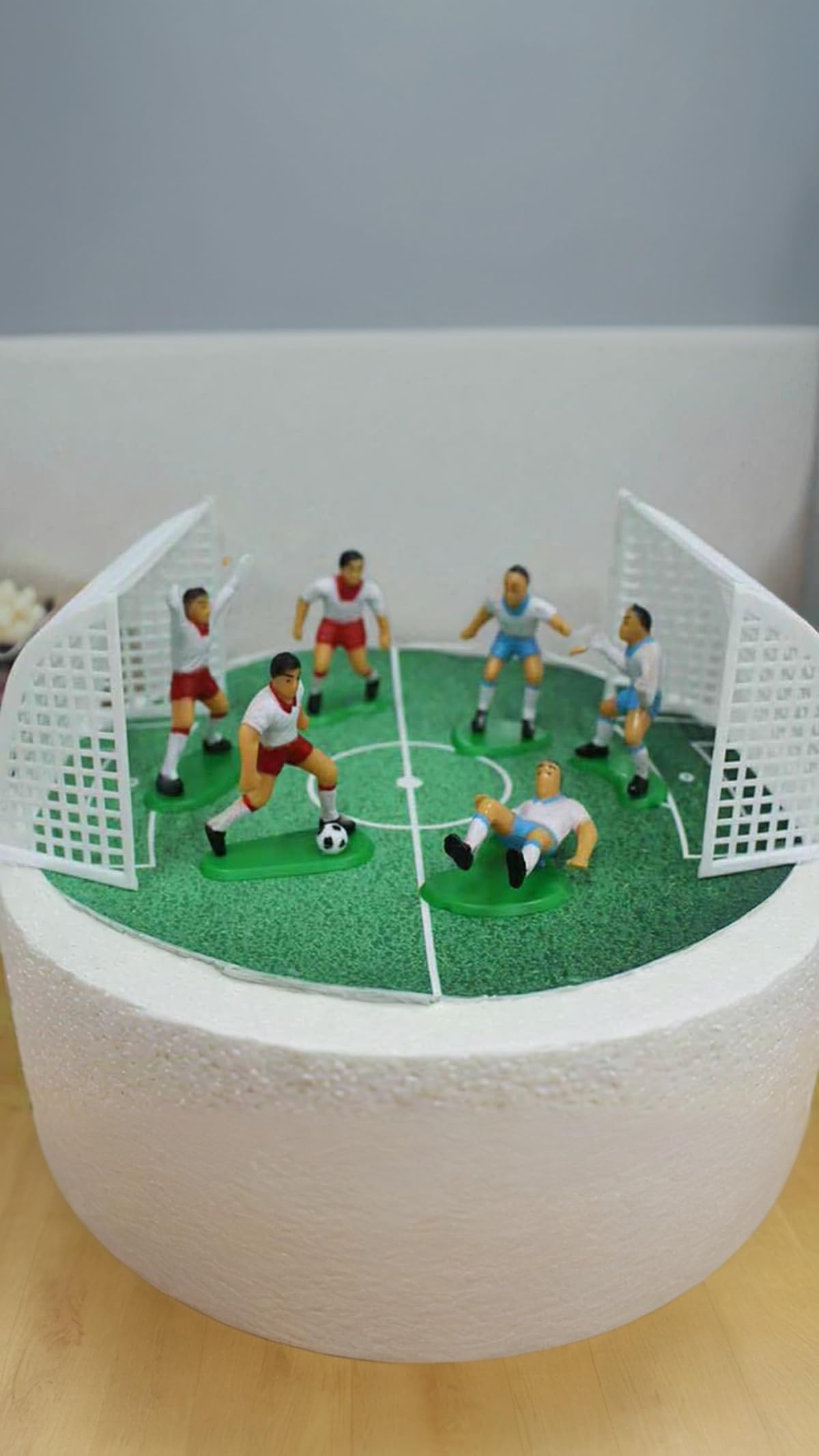 – Sweet seven Soccer Cake Toppers - 8pcs Miniature Football Players & Micro Landscape Figurines for Party, Boy Birthday, and Sports Party Supplies