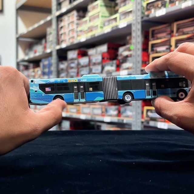 Amazon.com: Iconic Replicas NFI Xcelsior XN60 Articulated Transit