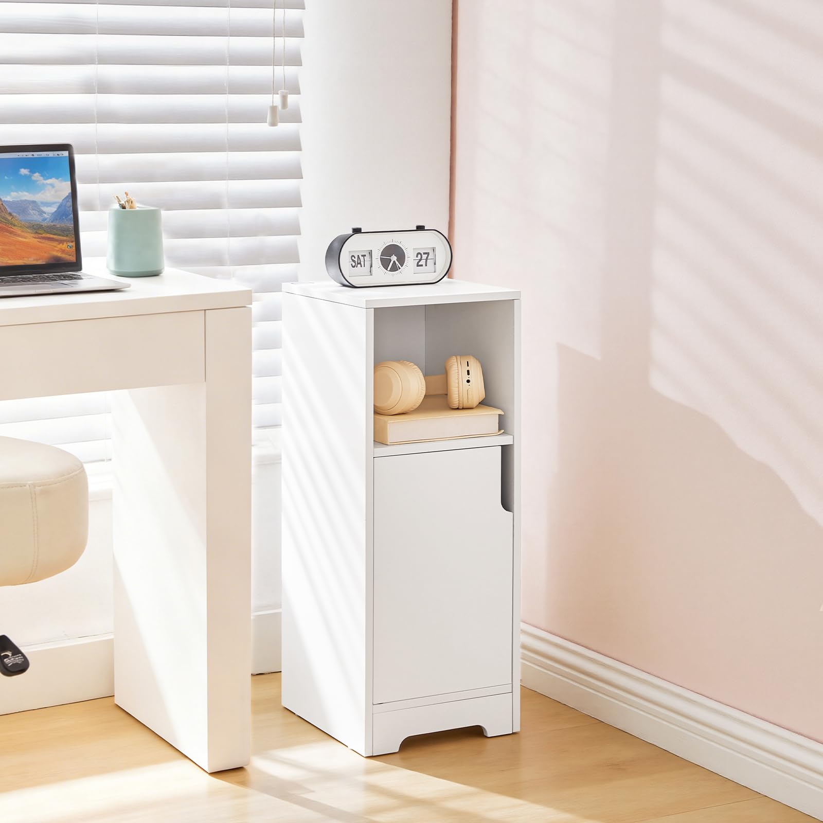 HOOBRO Mesita de Noche Estrecha con Compartimento Abierto y una Puerta, Mesa Auxiliar Pequeña para Sofá, Rincones Pequeños, Dormitorio, Sala de Estar, Blanco EWT198BZ01