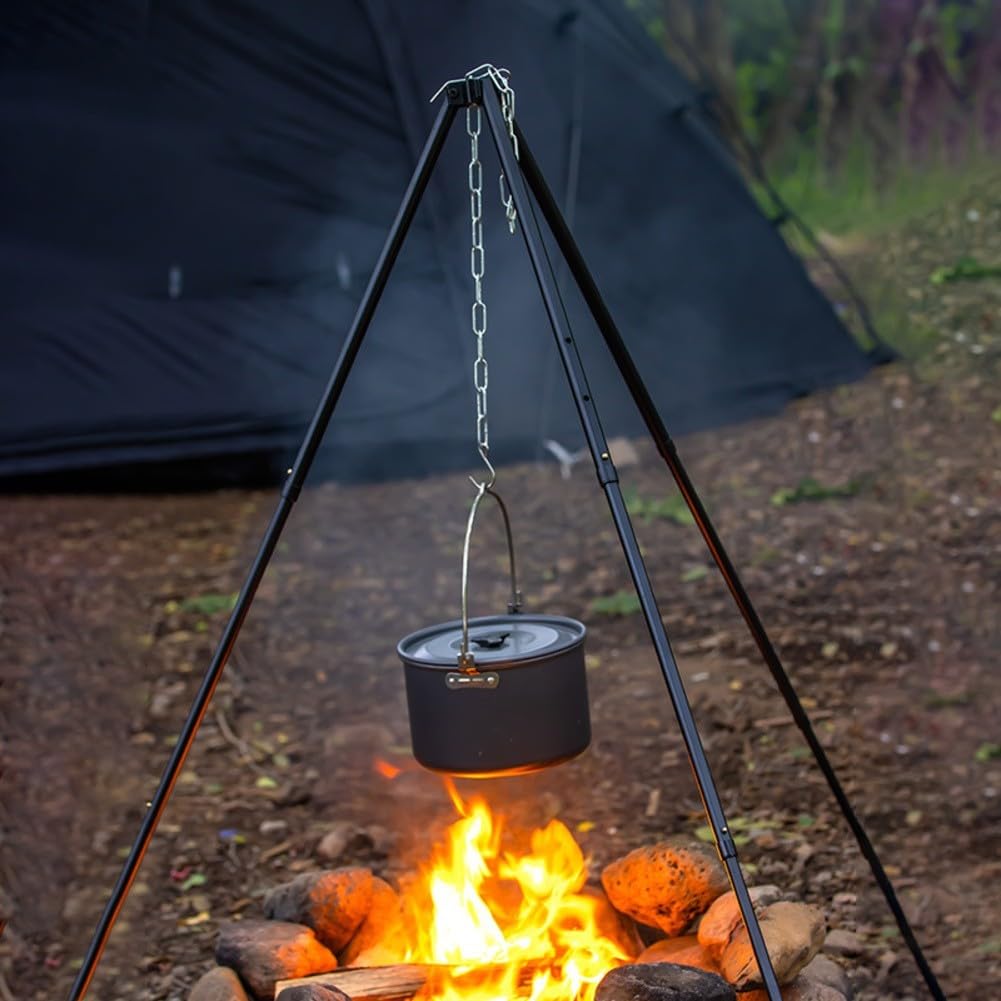 Trípode portátil para fogatas al aire libre con patas de aluminio ajustables en altura, uñas firmes para estabilidad del suelo y cadena ajustable para colgar utensilios de cocina
