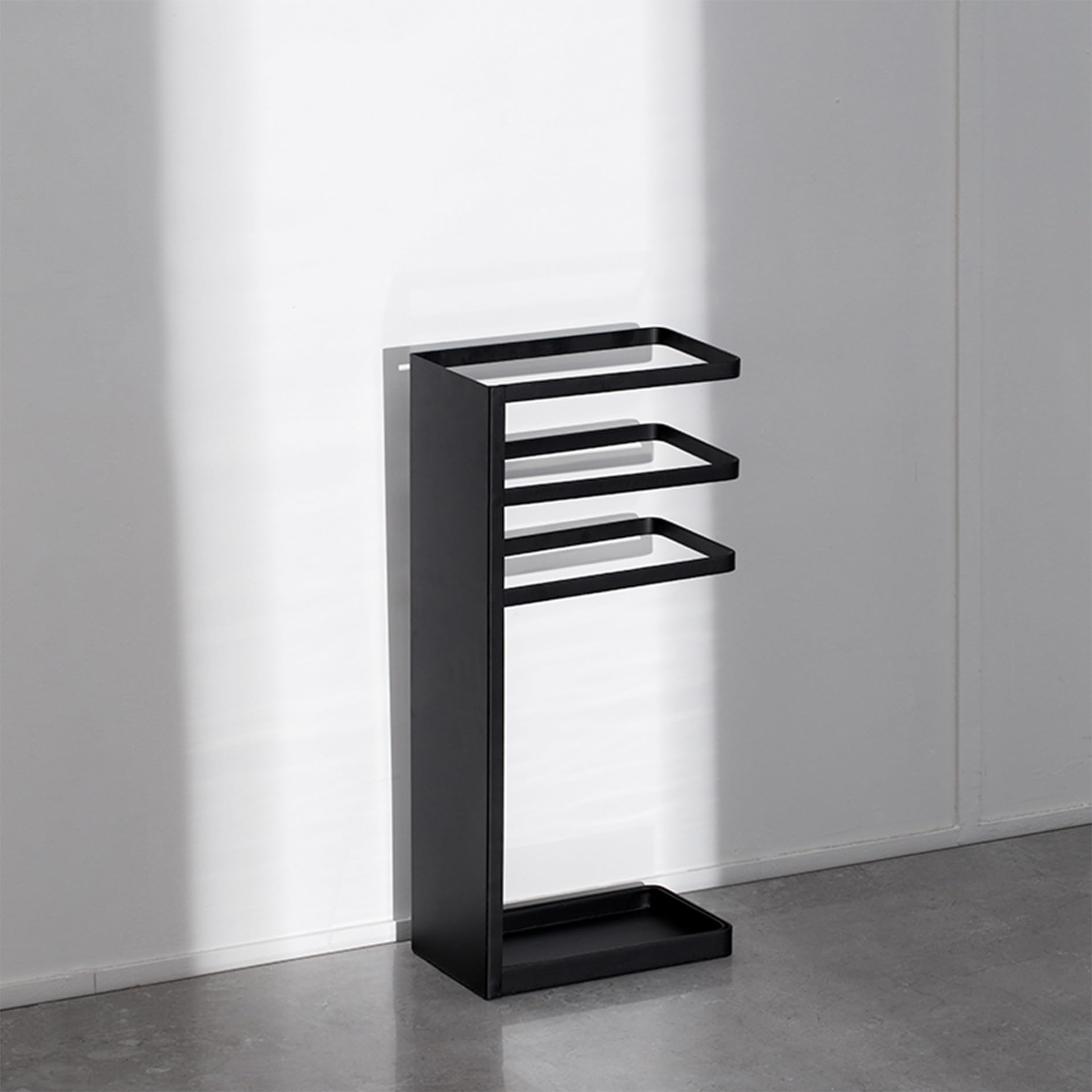 Porte-parapluies moderne en métal noir avec égouttoir intégré pour entrée