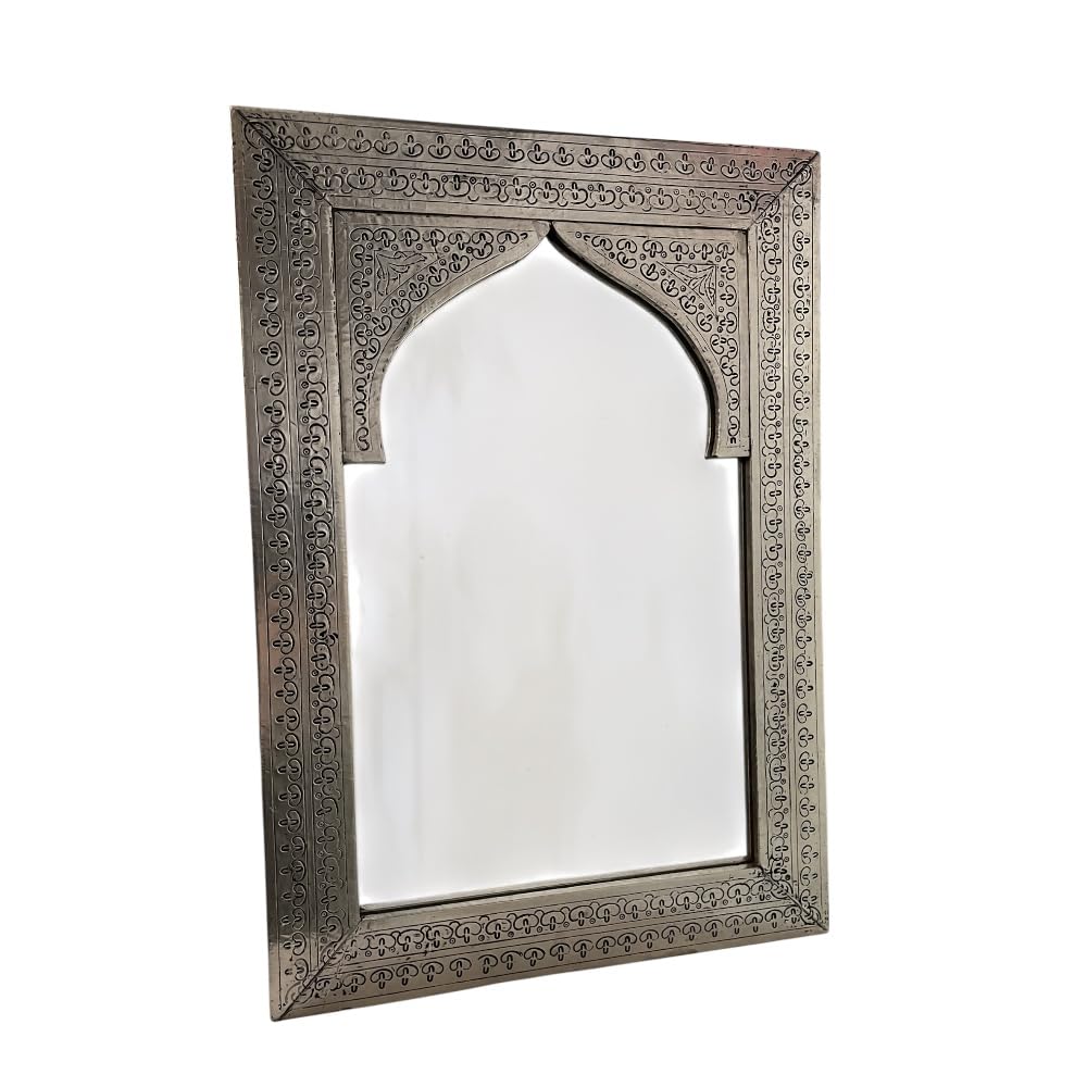 Specchio Marocchino Artigianale in Alpacca, Cornice Decorativa con Motivi Geometrici, Stile Arabo, da Parete o Appoggio, argentato 35xh50 cm