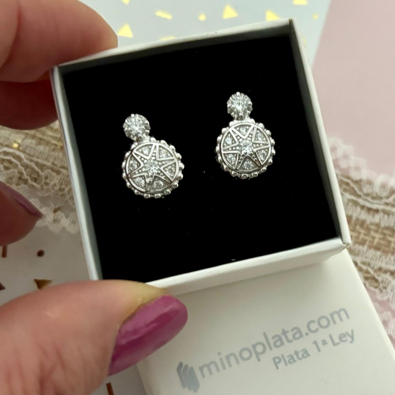 Pendientes estrella de Plata de ley rodiada con Circonita y cierre omega