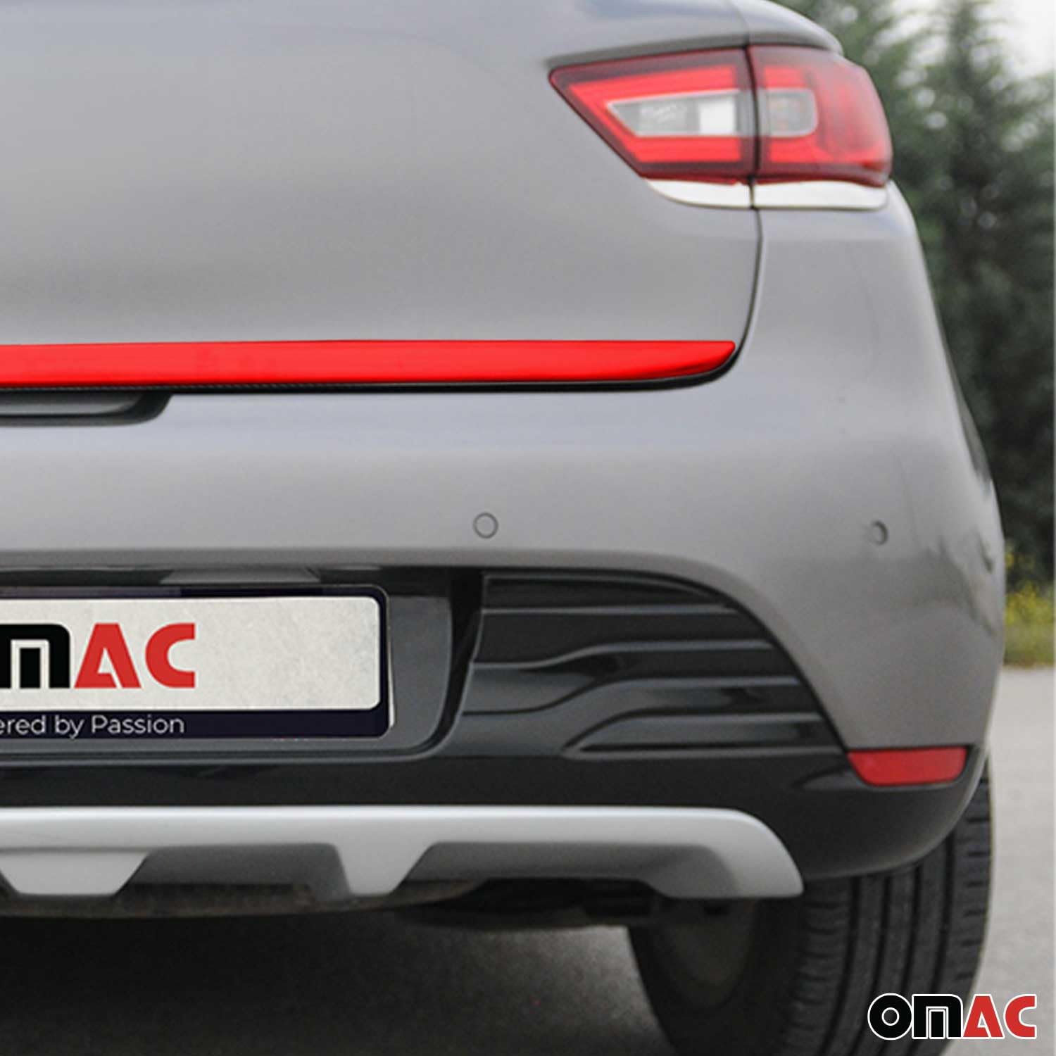 OMAC Heckleiste Kofferraumleiste kompatybilny z Renault Clio IV 2012-2019 | Samochód Listwa Ozdobna Schutzleiste Styling Chromleiste Stal Nierdzewna Chromowany Czerwony 1 Części