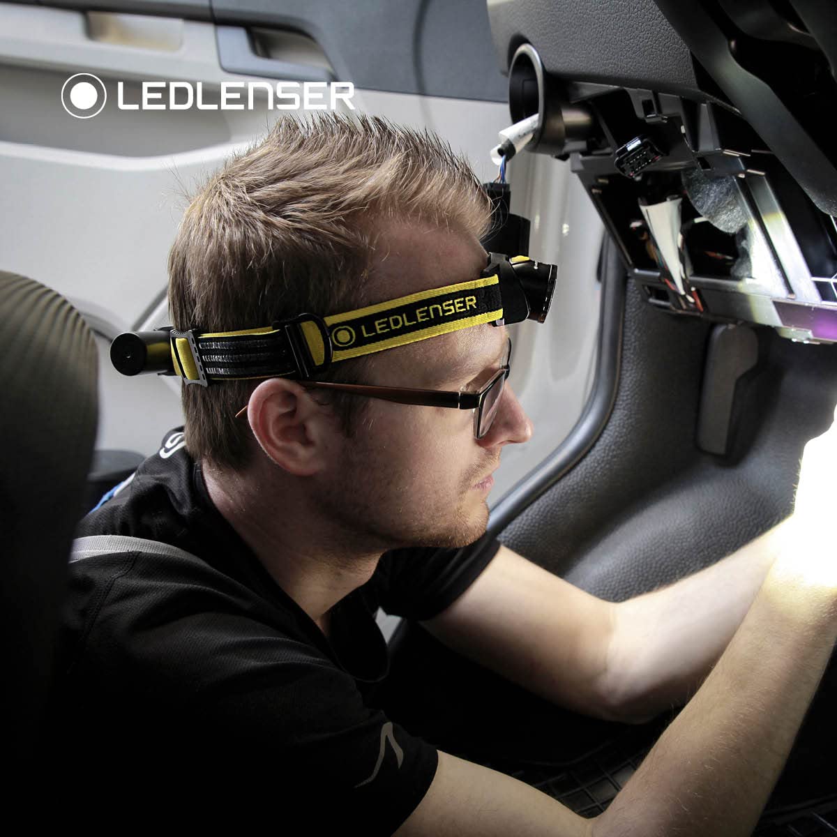 Ledlenser iH8R Akku-LED-Stirnlampe, inkl. Helmbefestigung, IP54, 158g | fokussierbar, 150m Leuchtweite, 600lm, rotes Rücklicht, bis zu 120h Leuchtdauer, wasserabweisend, wiederaufladbar