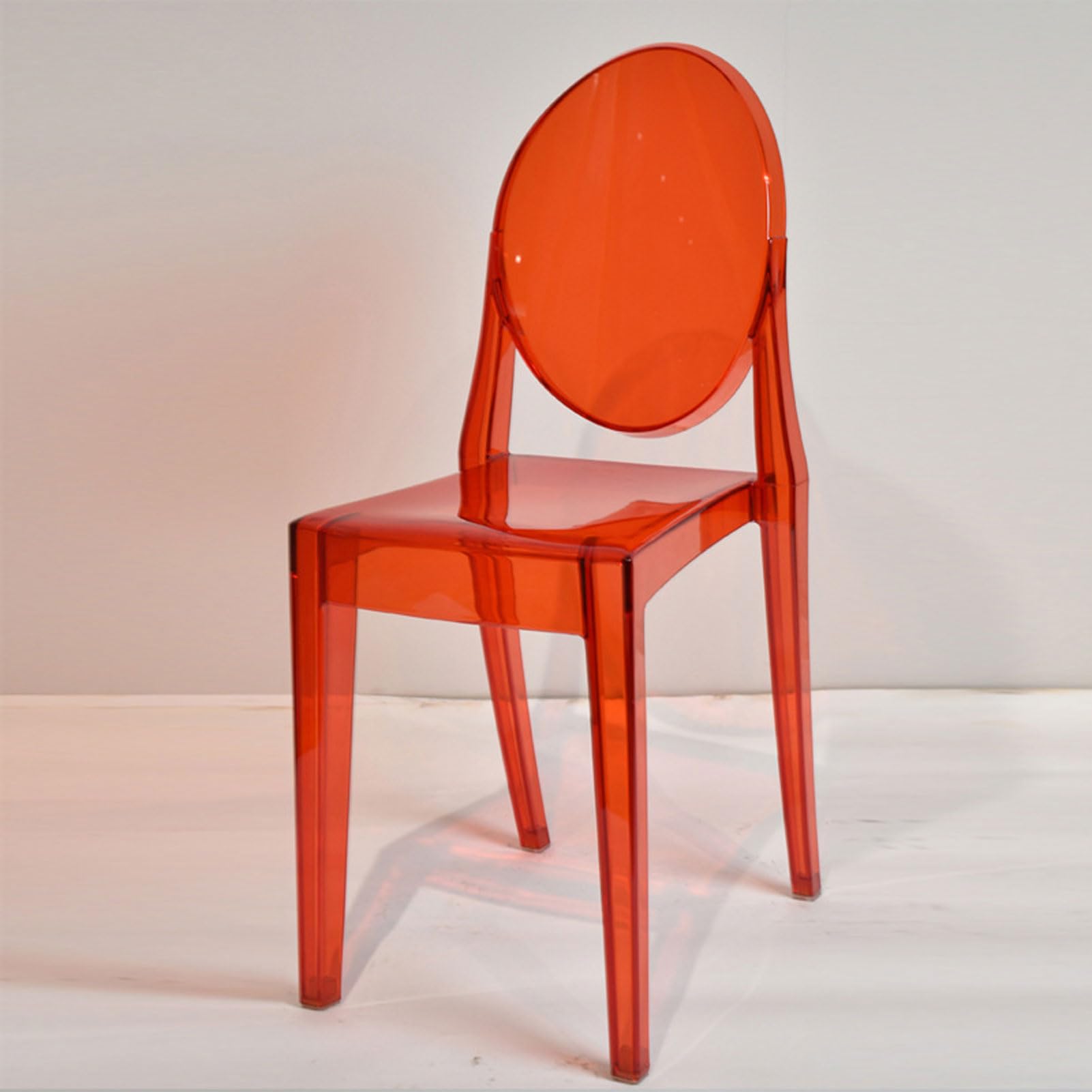 Chaise pliante transparente acrylique multicolore pour optimiser une petite salle à manger