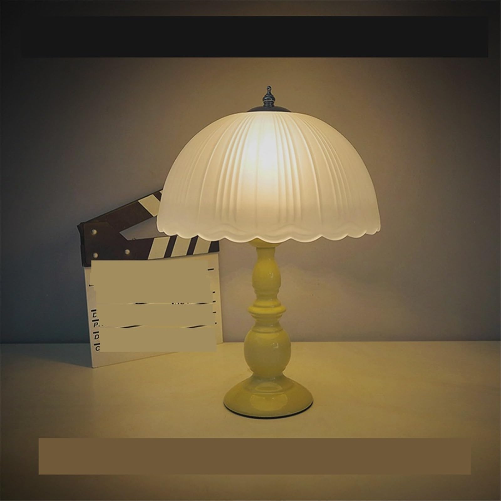 Affascinante Lampada da tavolo vintage in ferro e vetro for studio e camera da letto Arredamento per la casa