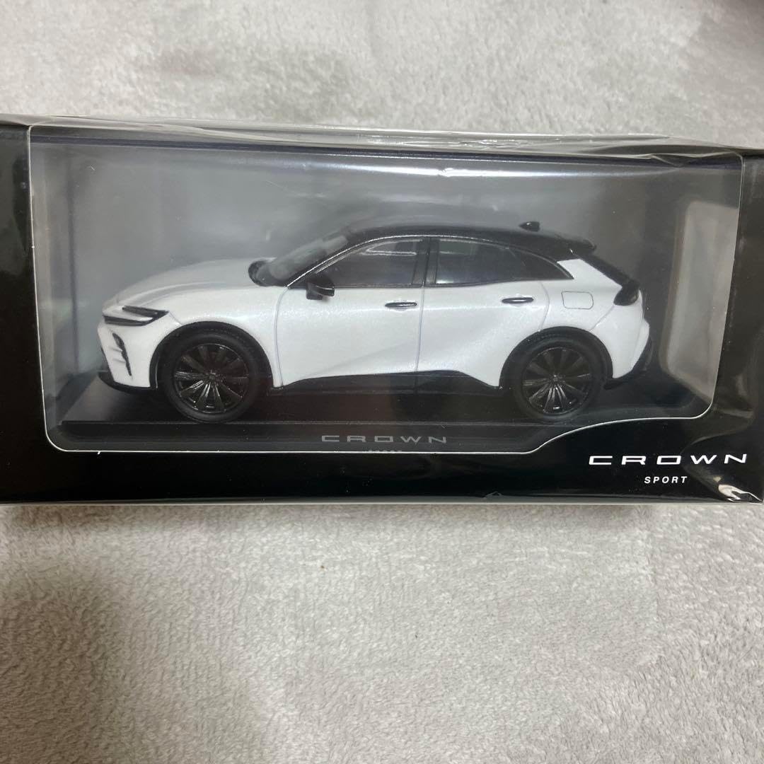 CROWN SPORT 1/30 ブラック✕プレシャスホワイトパールミニカー Amazon.co.jp: 1/30 トヨタ 新型クラウンスポーツ カラーサンプル