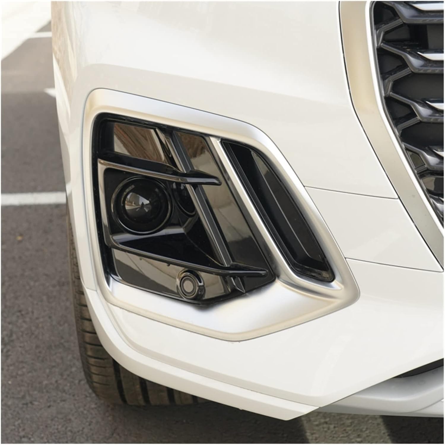 アウディ Q5 FY 2021～ フロント部品 純正 右フォグランプグリルカバー 左右サイドフロントフォグライトグリルカバー ACC 穴付きアウディ Q5