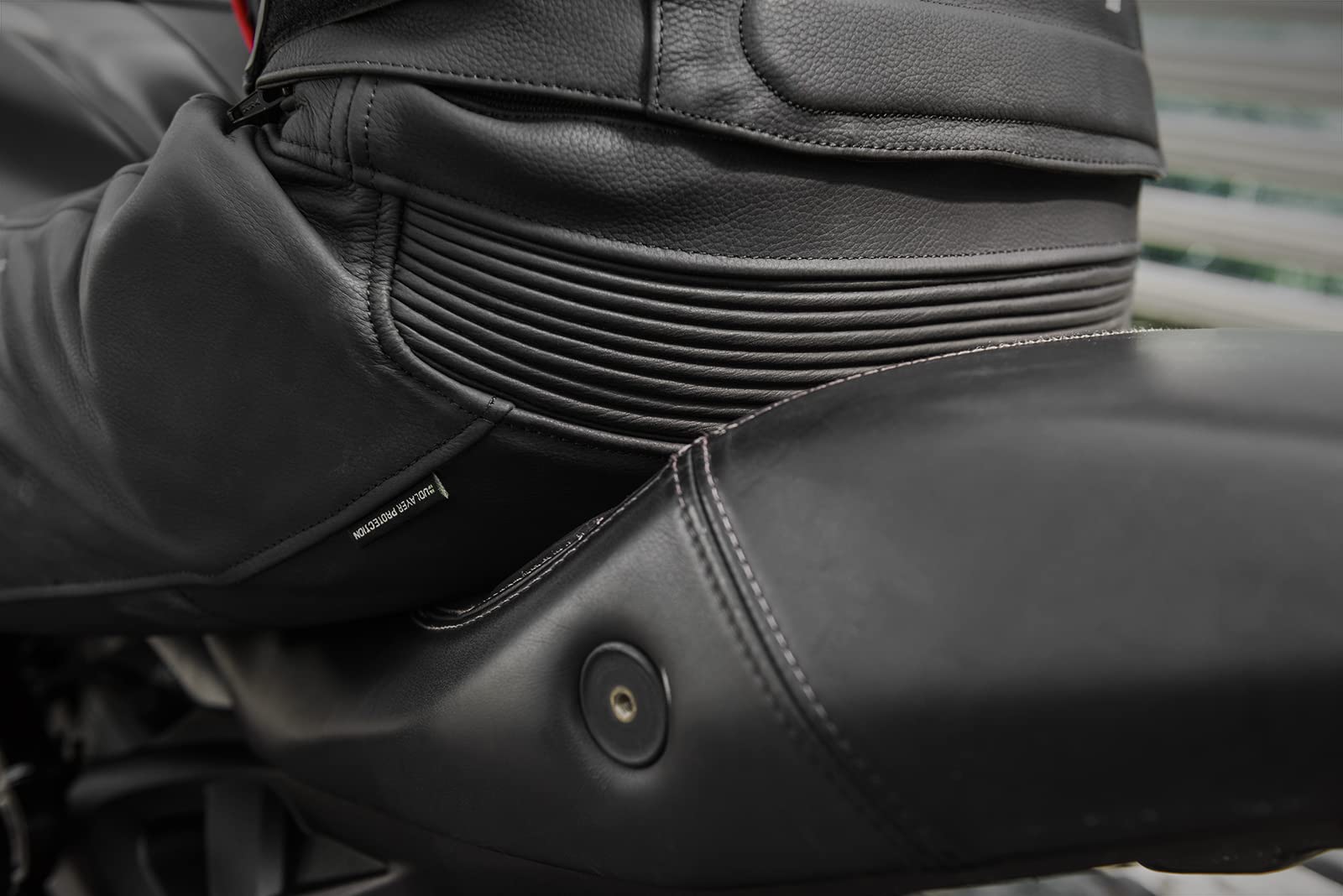 SHIMA CHASE Spodnie motocyklowe - skórzane, sportowe spodnie z ochraniaczami na biodra i kolana, skóra perforowana, na 2-częściowy garnitur (czarne, 54)