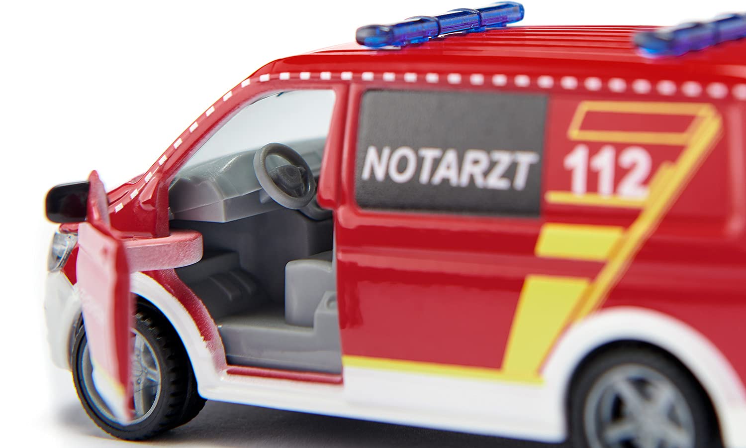 Siku 2116, VW T6 Ambulancia de Emergencia, Metal/plástico, 1:50, Rojo/Blanco, Ruedas Intercambiables, Puerta del Conductor y del acompañante y portón de atrás abribles, Incl. Accesorios