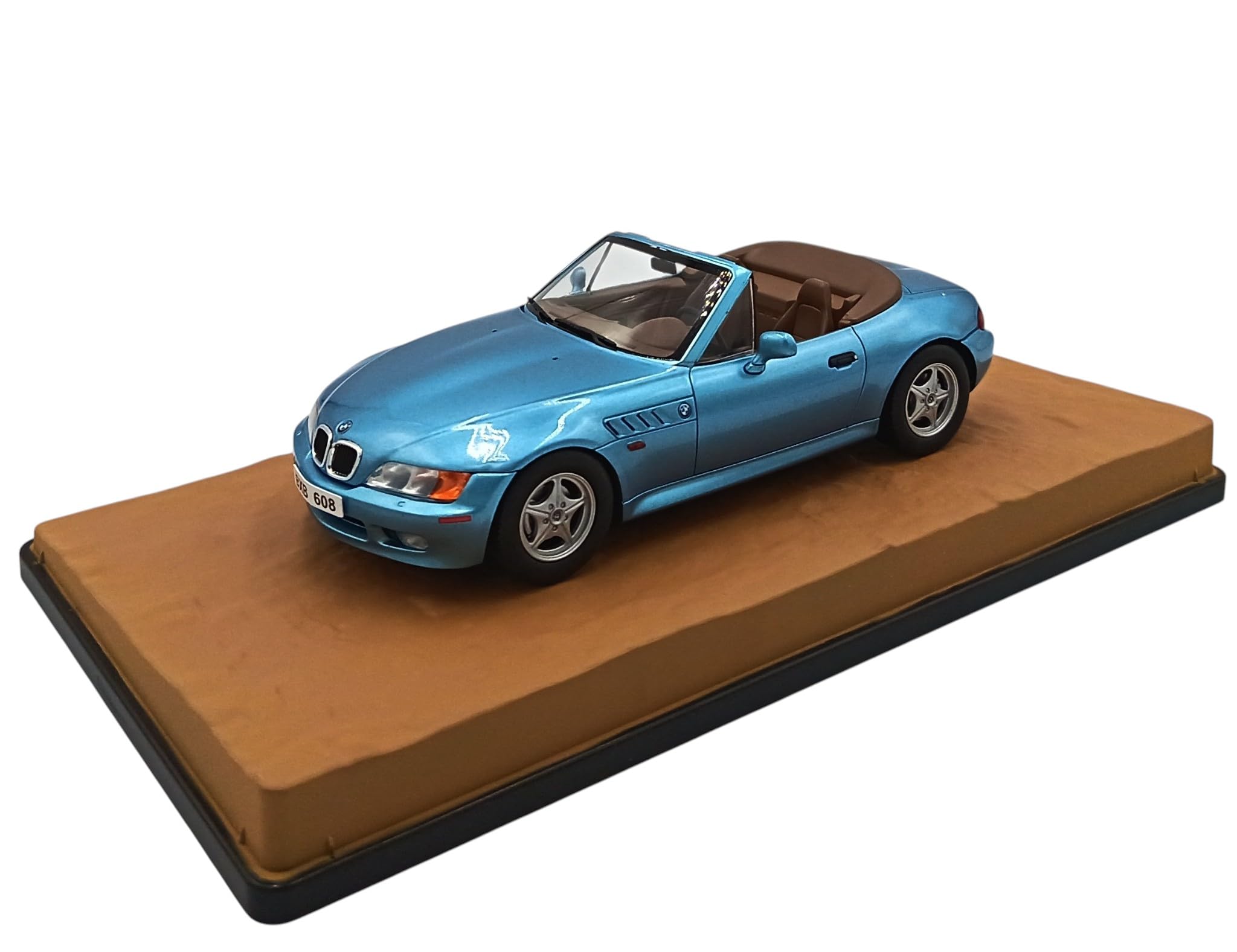 OPO 10 - 1/24 scale miniature car compatible with BMW Z3 GoldenEye 1995 James Bond 007 - Hachette Collections JBH04