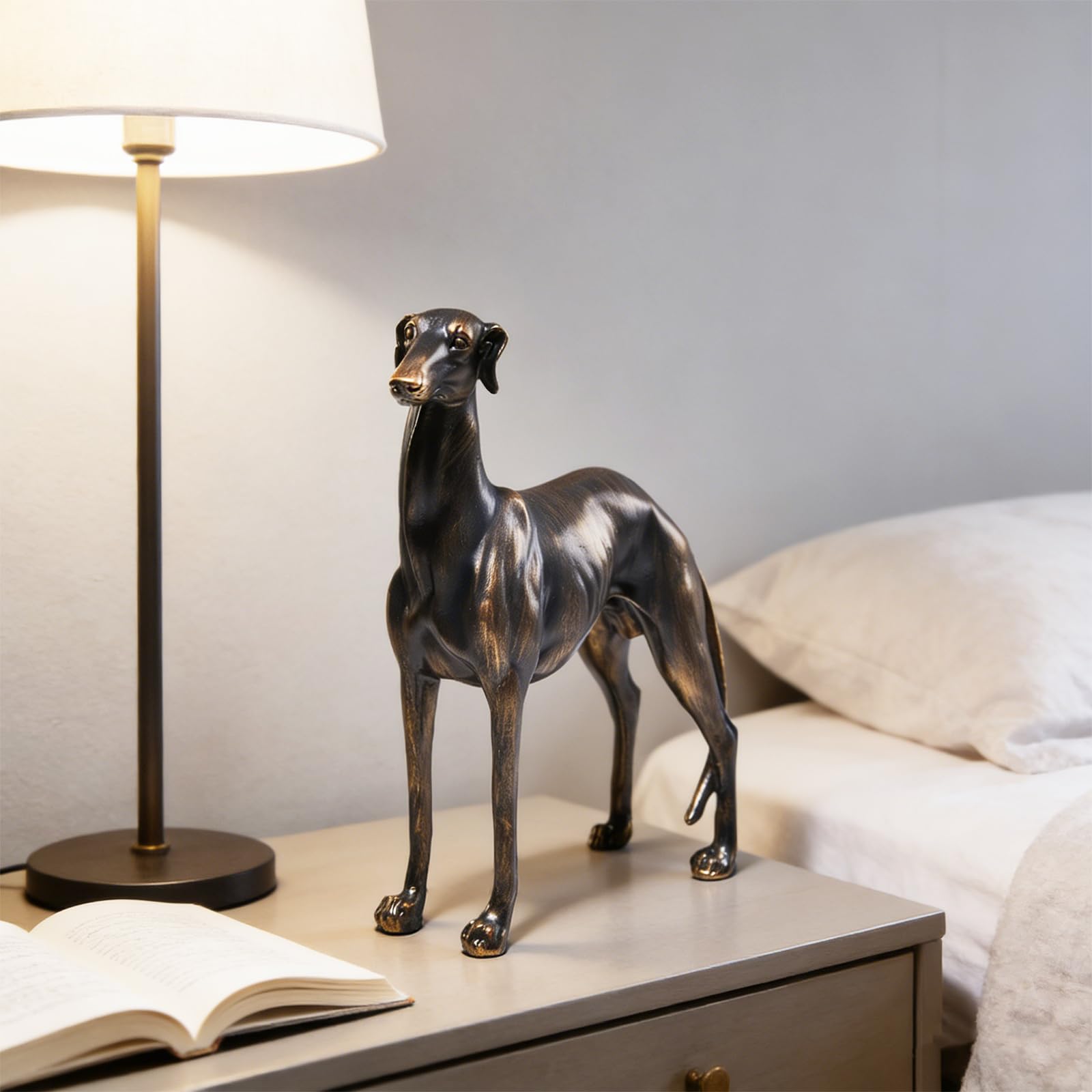 SHENGTIAN Statua di Whippet in Resina, Finitura Bronzo Antico, Figura Decorativa per Casa e Ufficio, Regalo per Amanti dei Cani