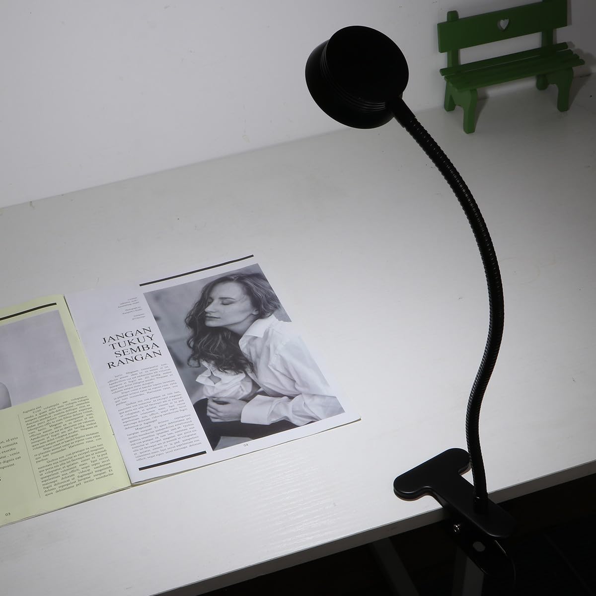 Lampada Clip LED da Lettura USB 4w Braccio Flessibile | Nero, 2 Livelli di Luminosità, Morsetto Robusto e Cavo USB Incluso, per Campeggio e Lettura al Buio