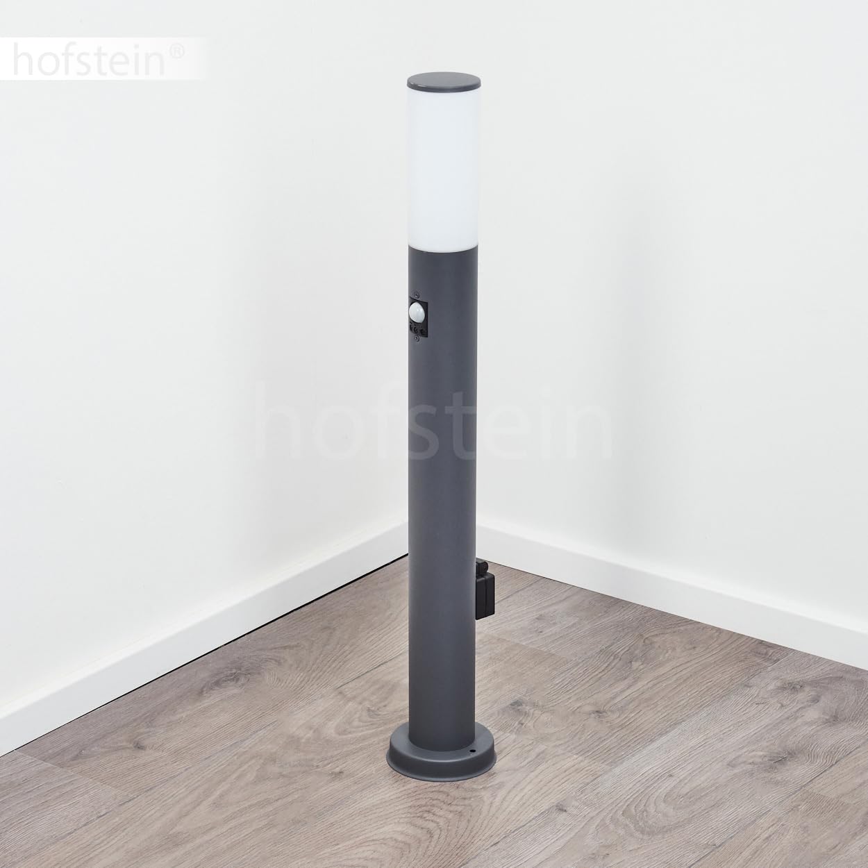 HOFSTEIN Lampada da strada Caserta, lampada da esterno con sensore di movimento e presa in metallo/plastica antracite/bianco, lampada da esterno per giardino, esterno, cortile, terrazza, altezza 80 cm