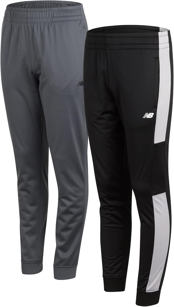 New Balance Pantalones deportivos para niños, paquete de 2 pantalones deportivos con cintura elástica | Bolsillos profundos y seguros, tejido elástico transpirable, costuras reforzadas, dobladillo con puños cónicos para gimnasio, escuela y campo.