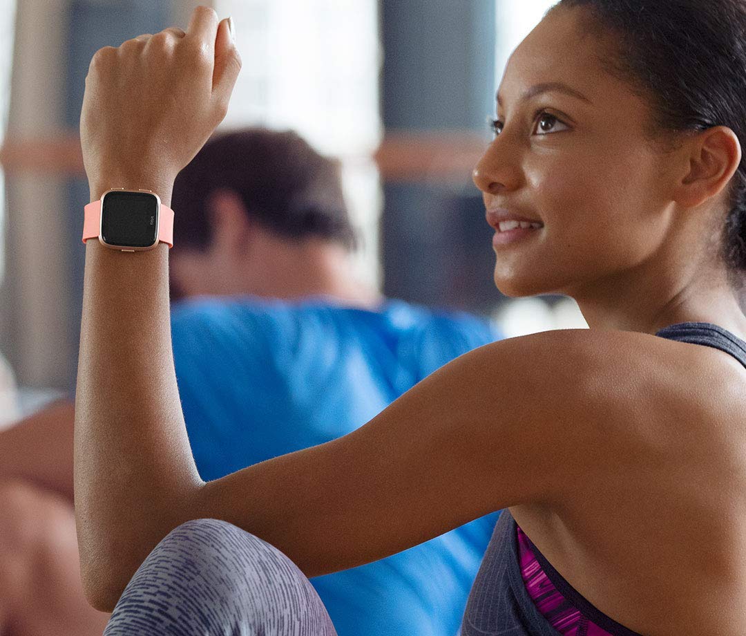 Fitbit Versa con Rilevazione del Battito Cardiaco, oltre 4 Giorni di Autonomia della Batteria, Resistente All'acqua, Pesca