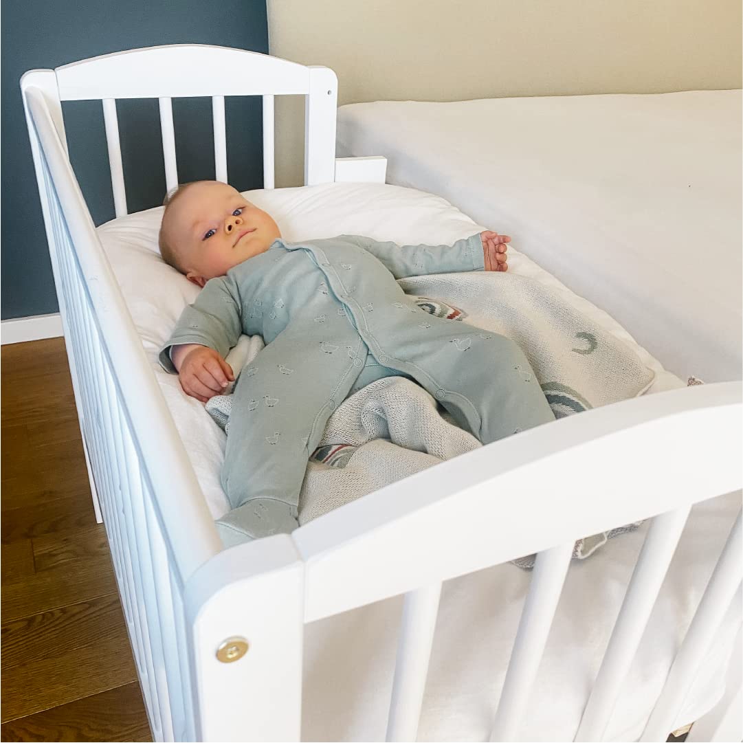 Kids Collective Babybett Beistellbett 90x40 cm mit Matratze, umbaubar zu 90x55 cm, 9 mal verstellbare Liegehöhe, auch als Babywippe nutzbar, Kiefer-Vollholz in weiß