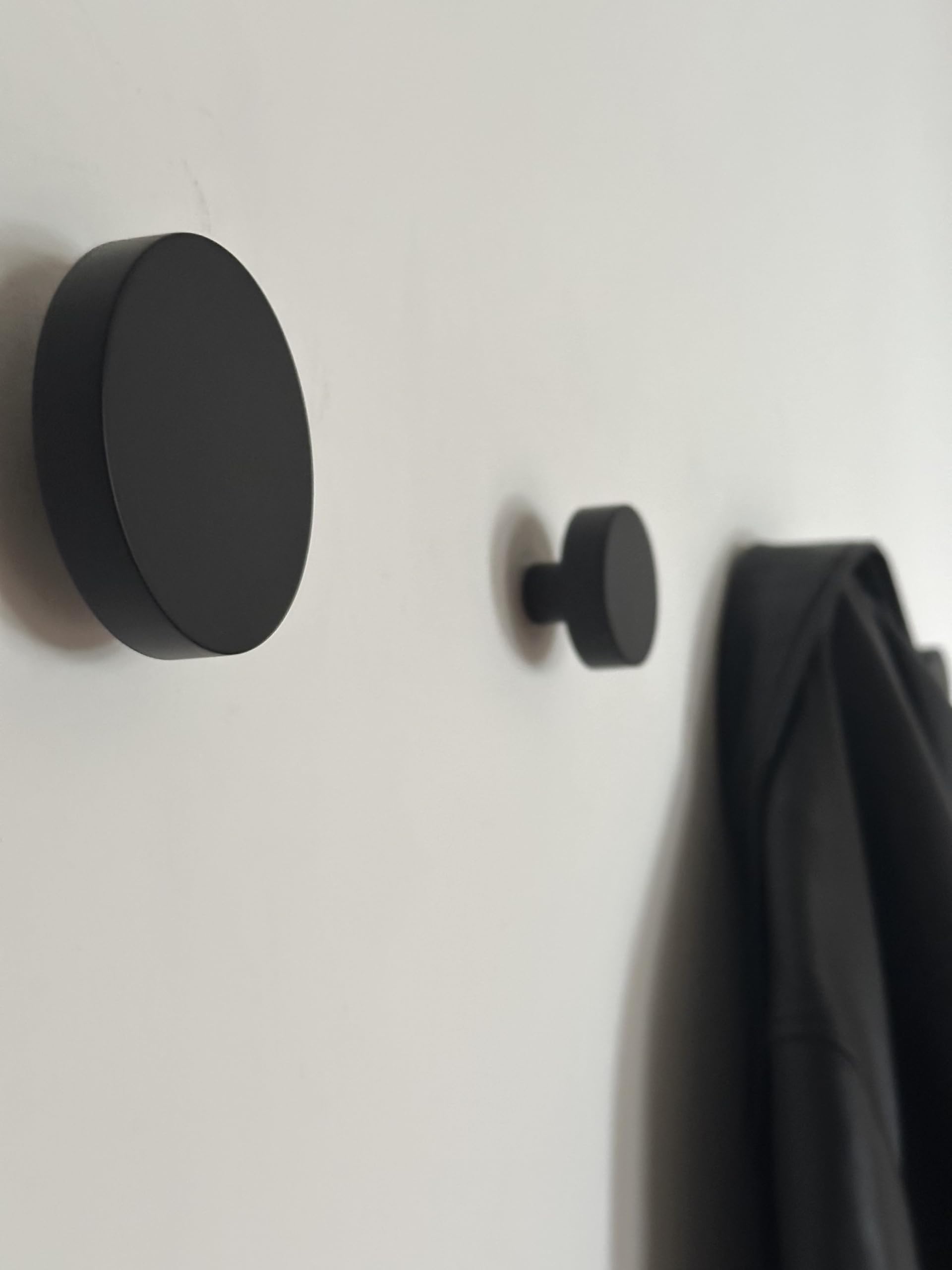 Orano Appendiabiti da Parete Rotondo Muro Attaccapanni a Parete Legno per Giacche Cappotti Borse Asciugamani Sciarpe Ingresso Set di 4 (nero)