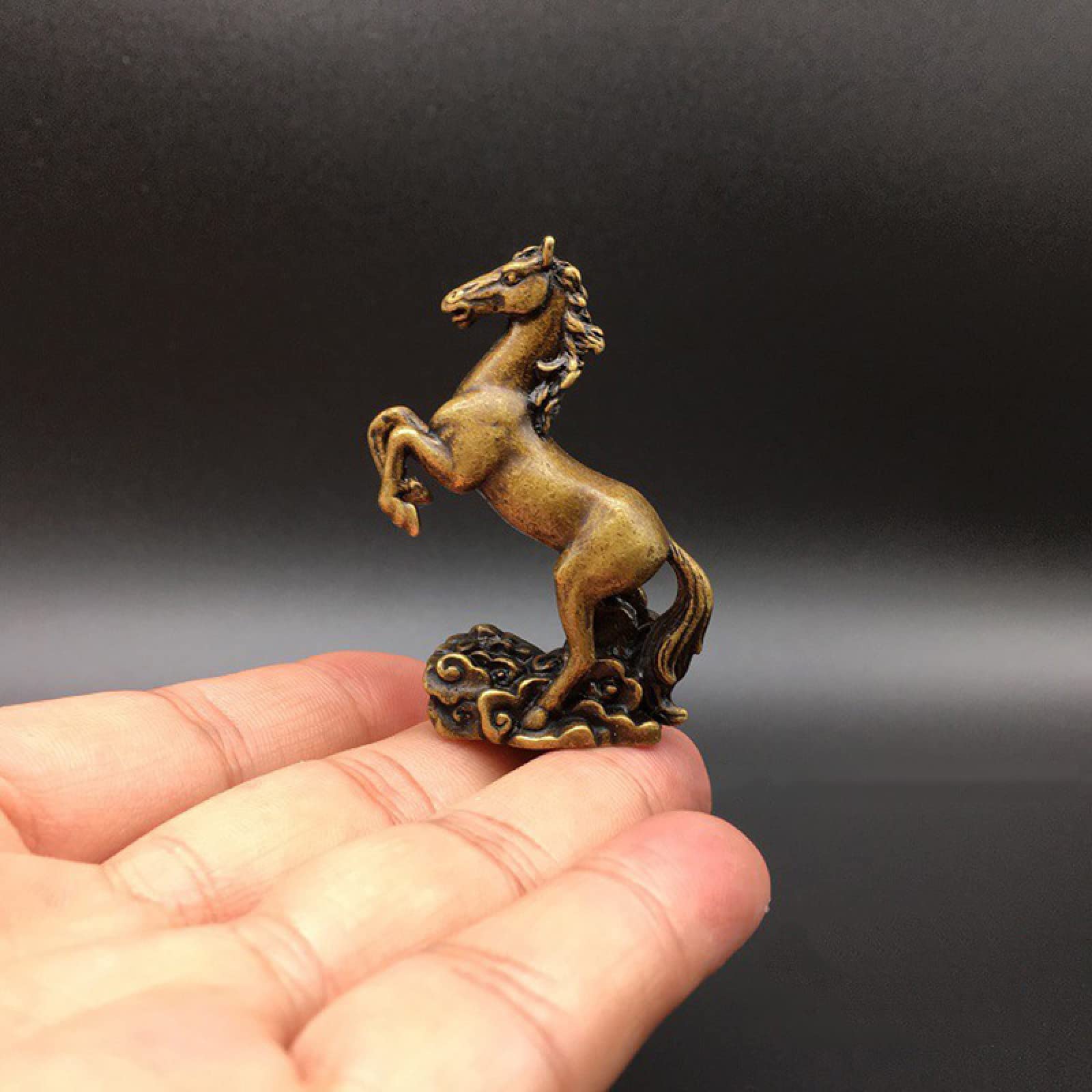 Statue de cheval de course en cuivre pour embellir votre salon vintage