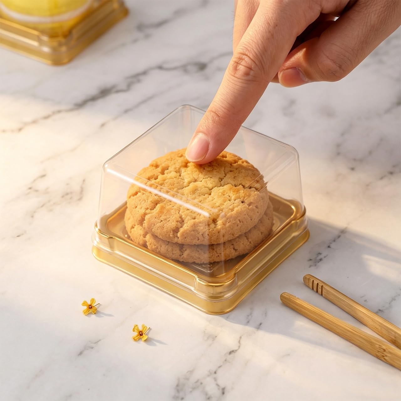 DOITOOL Paquete de 150 cajas individuales de plástico transparente con tapas transparentes, bandejas cuadradas para tartas de luna, cajas de embalaje para magdalenas, cajas de postre transparentes