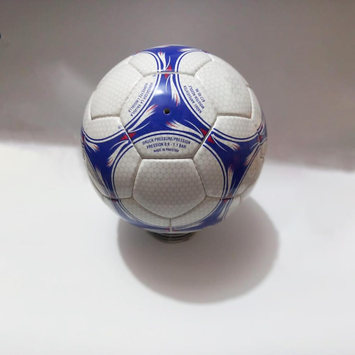 World Cup 1998 Soccer Ball Size 5 – France Final Match Replica, Iconic Football for Play, Collectors, and Soccer Enthusiasts.