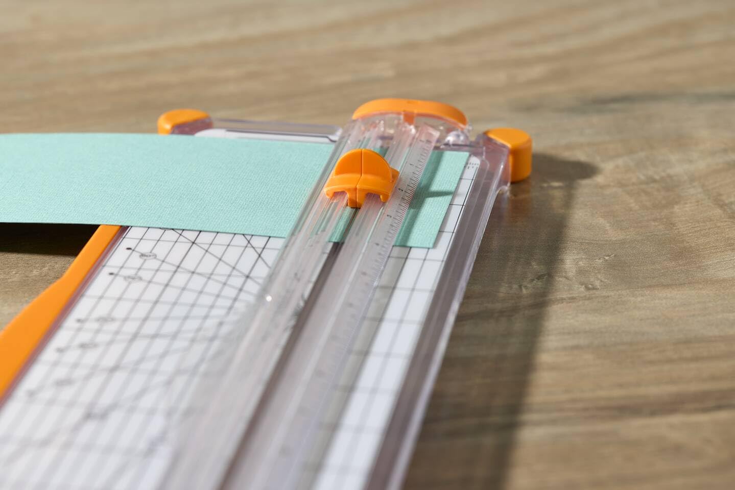 Fiskars Massicot SureCut, A4, Base Étroite, Ligne de Coupe, Blanc/Orange, 1077799