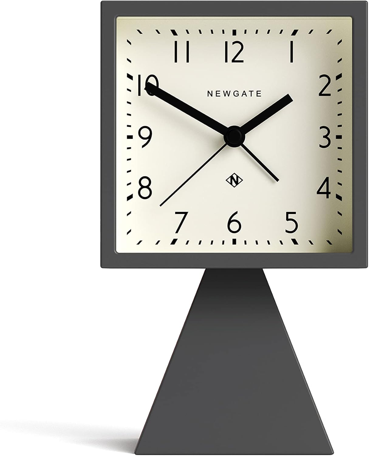 Amazon.co.jp NEWGATE® ブライアン レトロ アラーム/デスククロック スクエア目覚まし時計 アナログの目盛り付き