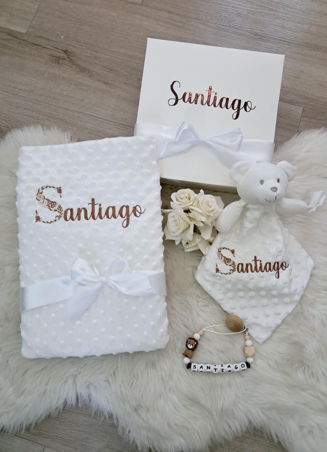 Générique Coffret Cadeau Bébé Personnalisé, Couverture Minky 75x100 cm, Doudou Brodé, Attache-Tétine en Silicone (Blanc)