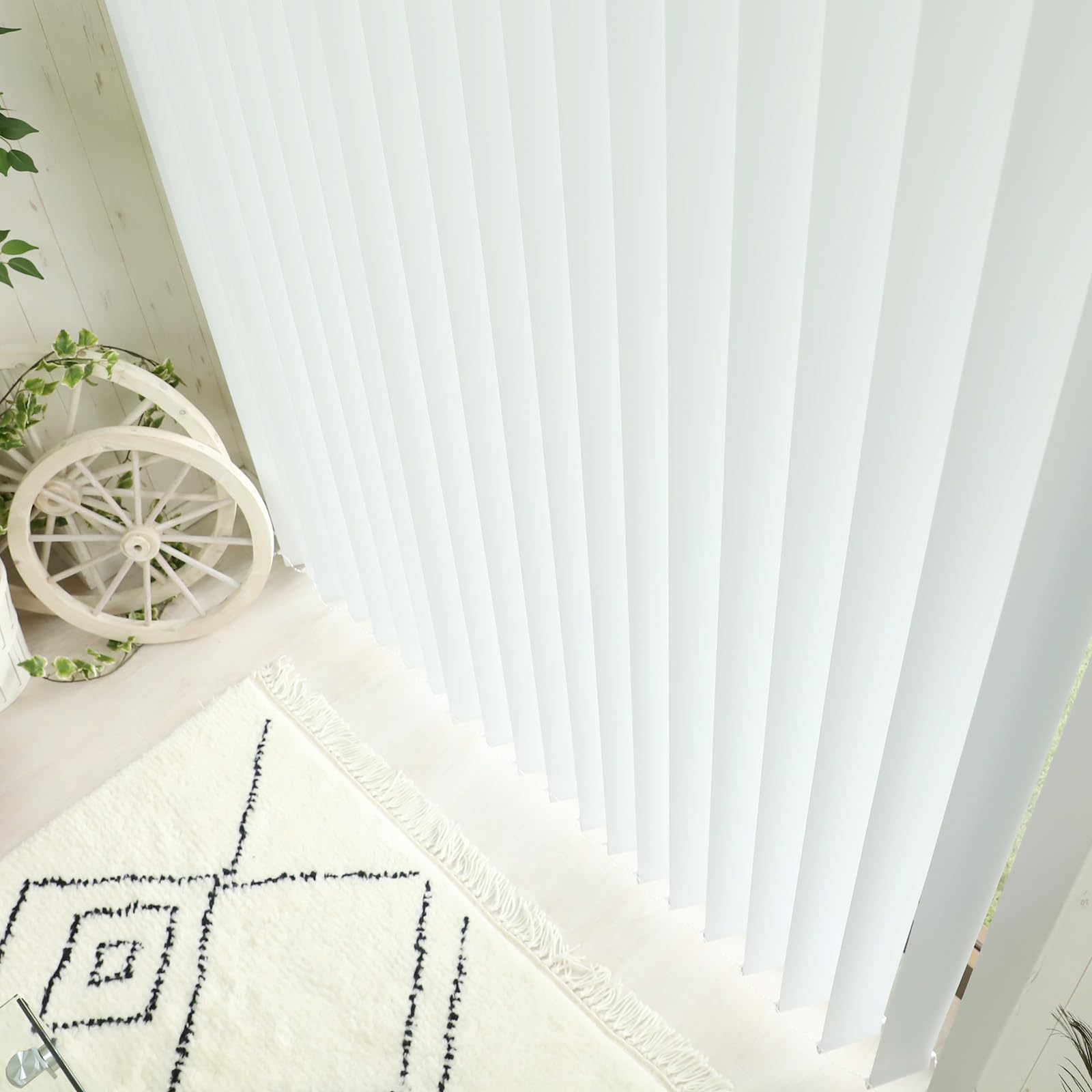 Amazon｜グラムスタイル 縦型ブラインド 1級遮光 防炎 撥水 バトン式