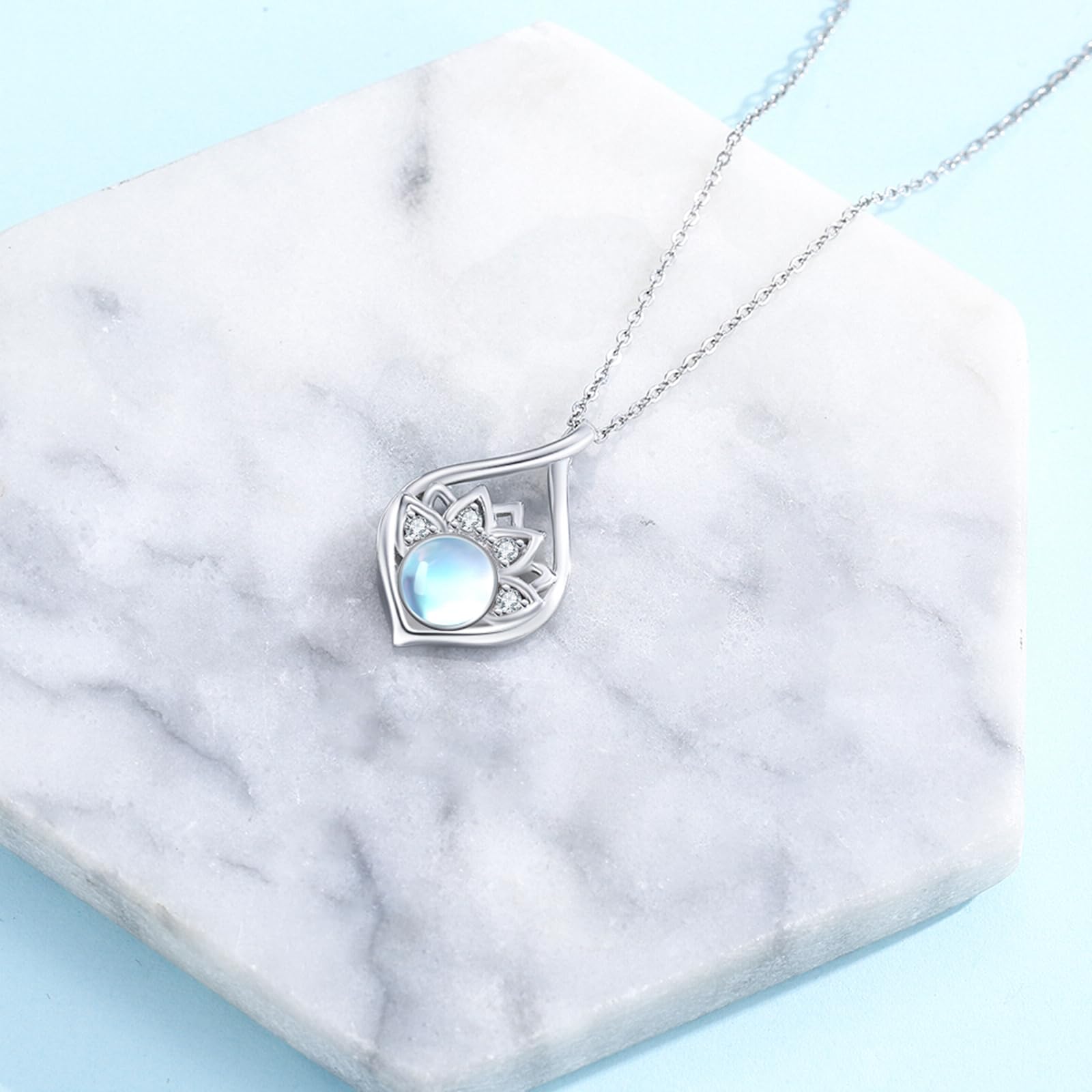 OHAYOO Collar con colgante de piedra lunar de loto, plata de ley 925, colgante de flor de loto, joyería de cumpleaños, día de la madre, regalo para mujeres, amantes del yoga, Plata esterlina, Piedra