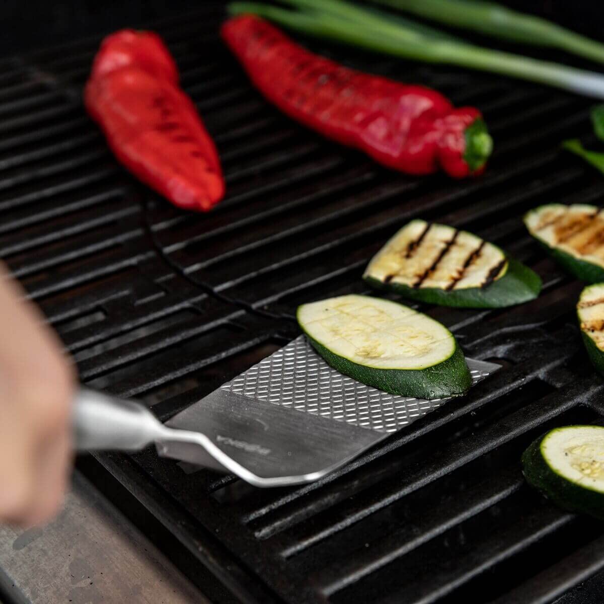 Boska Burger & Veggie BBQ Tools Monaco+ / 2 akcesoria do grilla/100% stal nierdzewna/zestaw prezentowy/do grillowania i kuchni, struktura rombowa, ekstra przyczepność, możliwość mycia w zmywarce, sprawdzony przez ekspertów