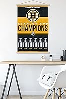 Vista 5 de Trends International NHL Boston Bruins - Póster de pared Champions 23, 22.37 x 34.00 pulgadas, paquete de impresión y colgador de madera de haya