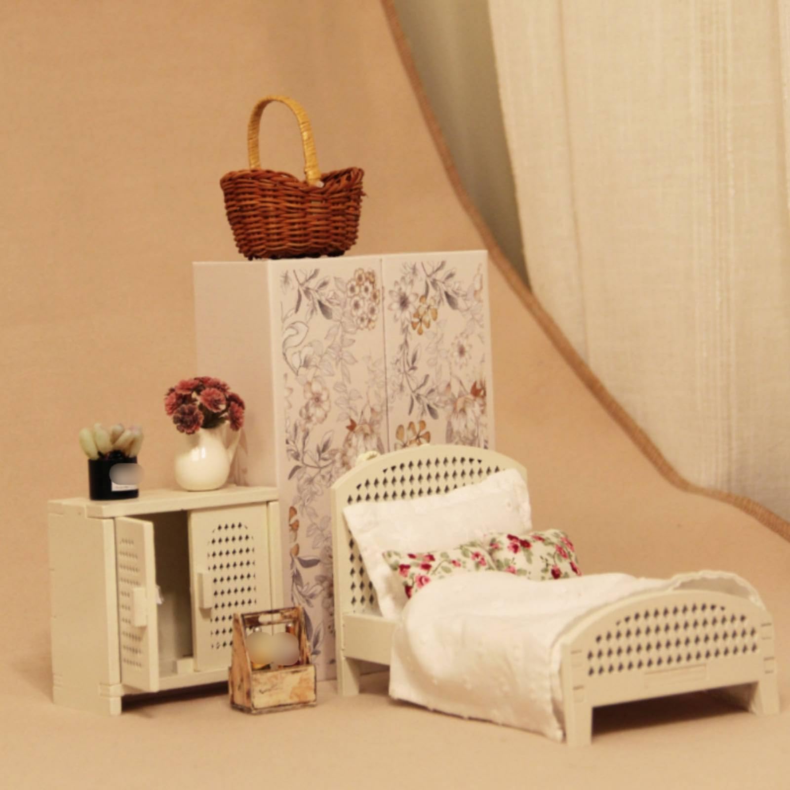 Letto in Miniatura Letto Bambola Letto Bambole Letto Giocattolo Letto Casa Delle Bambole in Legno con Pediera Arcuata E Dettagli a Griglia Adatto per, Bianco Legno
