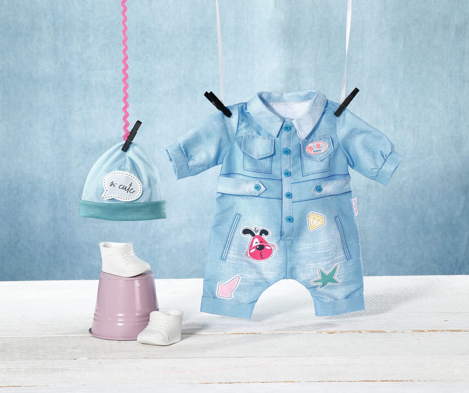 BABY born Deluxe Jeans kombinezon - pasuje do lalek 43 cm - zawiera kombinezon, kapelusz i buty, łatwe dla małych dłoni - promuje empatię i umiejętności społeczne - odpowiedni dla dzieci w wieku od 3