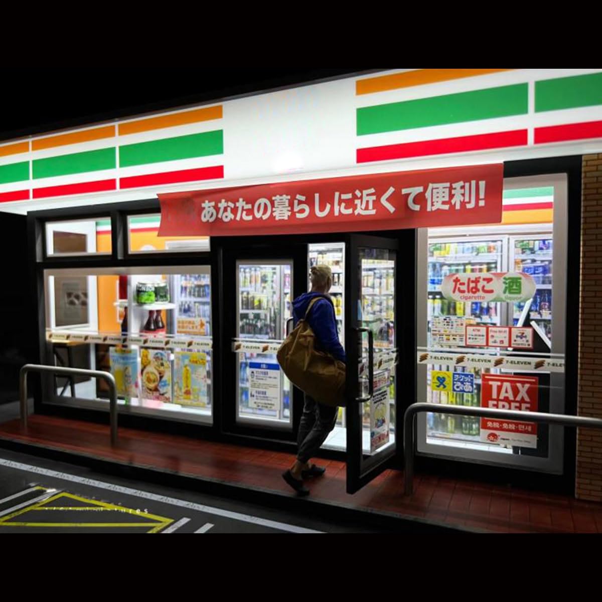 1:18 Japanisches 7-Eleven Convenience Store Modell, realistische Miniatur-Szene mit USB-LED-Beleuchtung & vier Parkplätzen, Druckguss-Auto-Display-Hintergrund