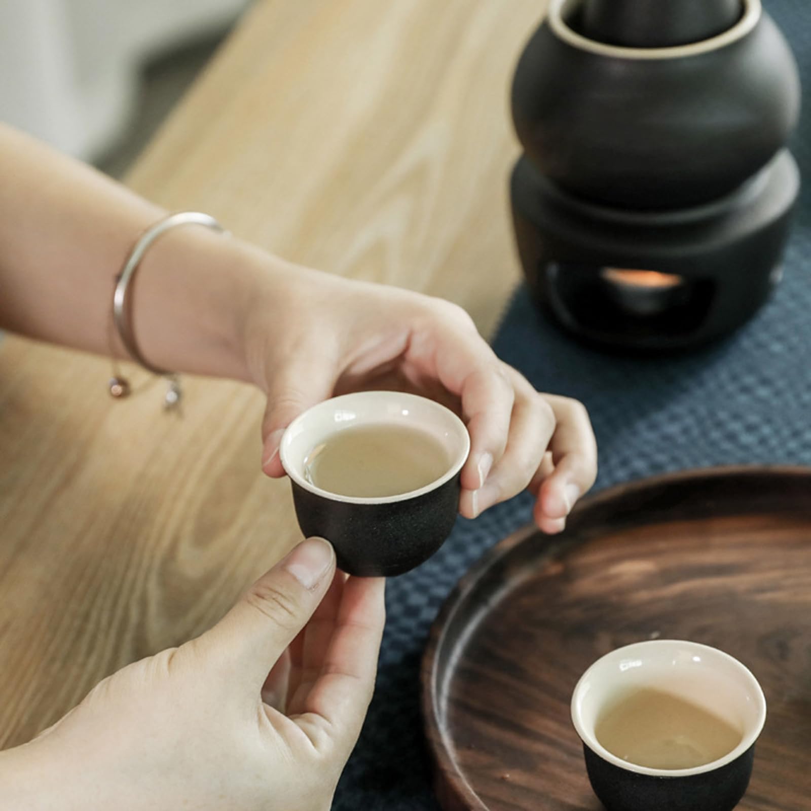 elegante japanische Sake Flaschen Set enthält eine Karaffe, einen Warmhalteofen, eine Schüssel und passende Tassen für traditionelles Trinken und den Heimgebrauch Sake Wärmer Set aus Keramik