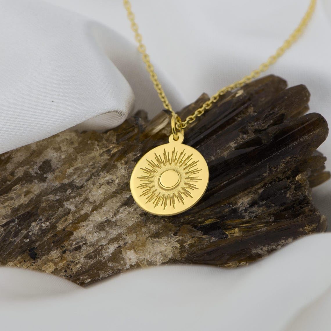 WW_OPC_01881 - Colgante de plata de ley 925 de lujo de 22 mm, sin cadena, símbolo solar hecho a mano, dije luminoso, joyería minimalista para ella, grabado gratuito, chapado en oro