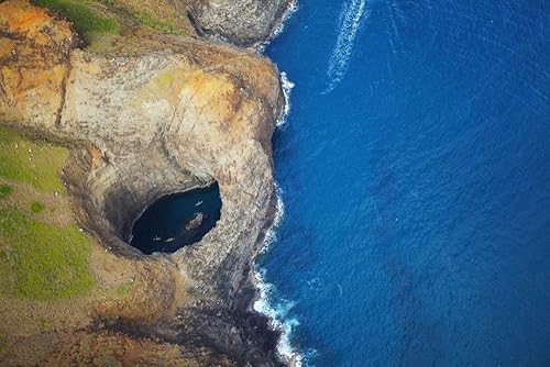 Posterazzi DPI2275833 - Vista aérea de la costa robusta y piscina de marea en un agujero a lo largo de una isla hawaiana Na Pali costa de Kauai,
