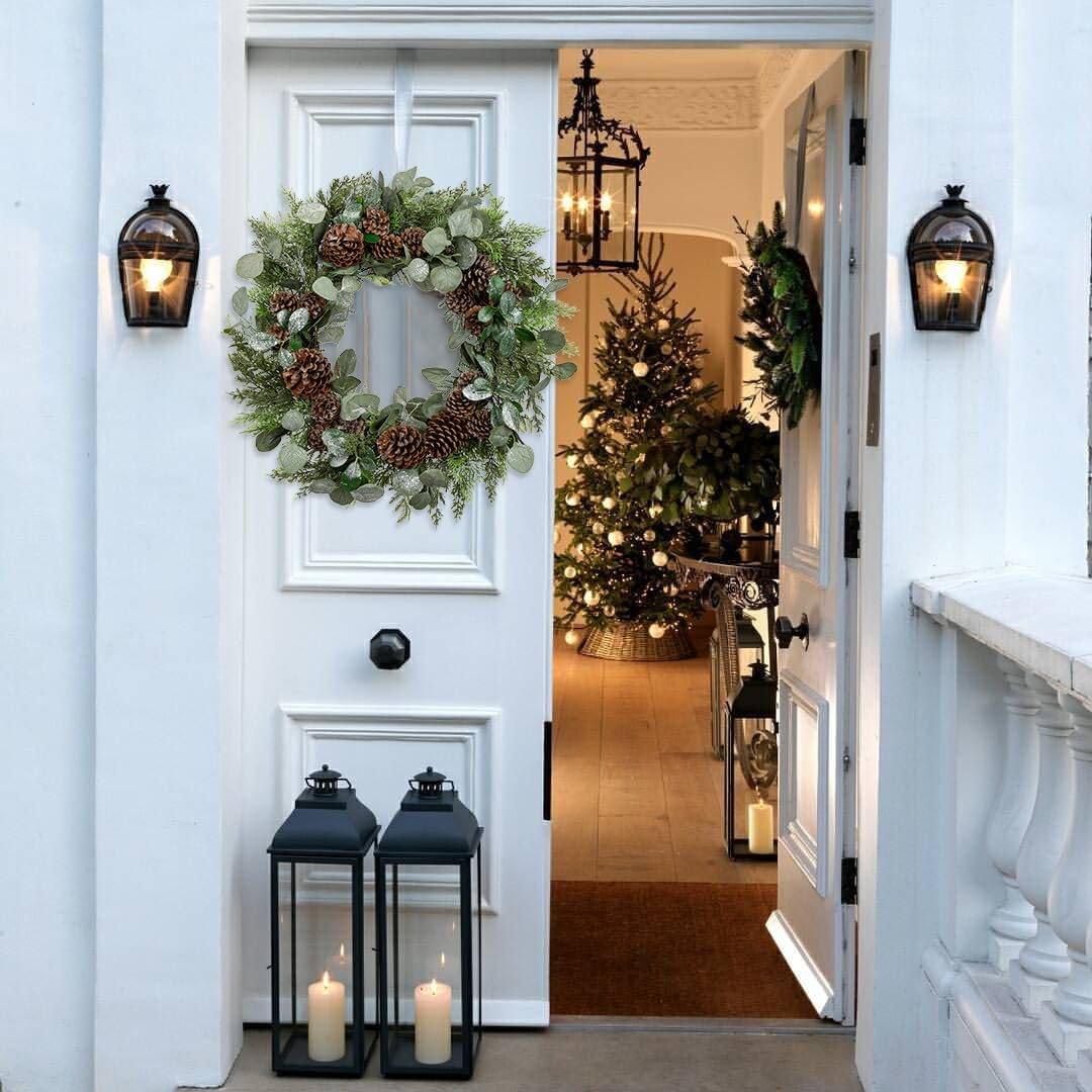 Oairse Corona de Navidad artificial de 24 pulgadas, corona grande para puerta delantera con hojas verdes de eucalipto brillante, ramas de pino, conos de pino para el hogar, habitación, chimenea, pared