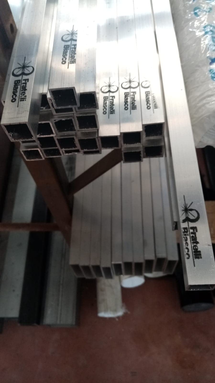barra TUBO QUADRATO scatolato profilato in ALLUMINIO anticorodal 6060 VARIE MISURE (40x40x1,5x2000 mm)
