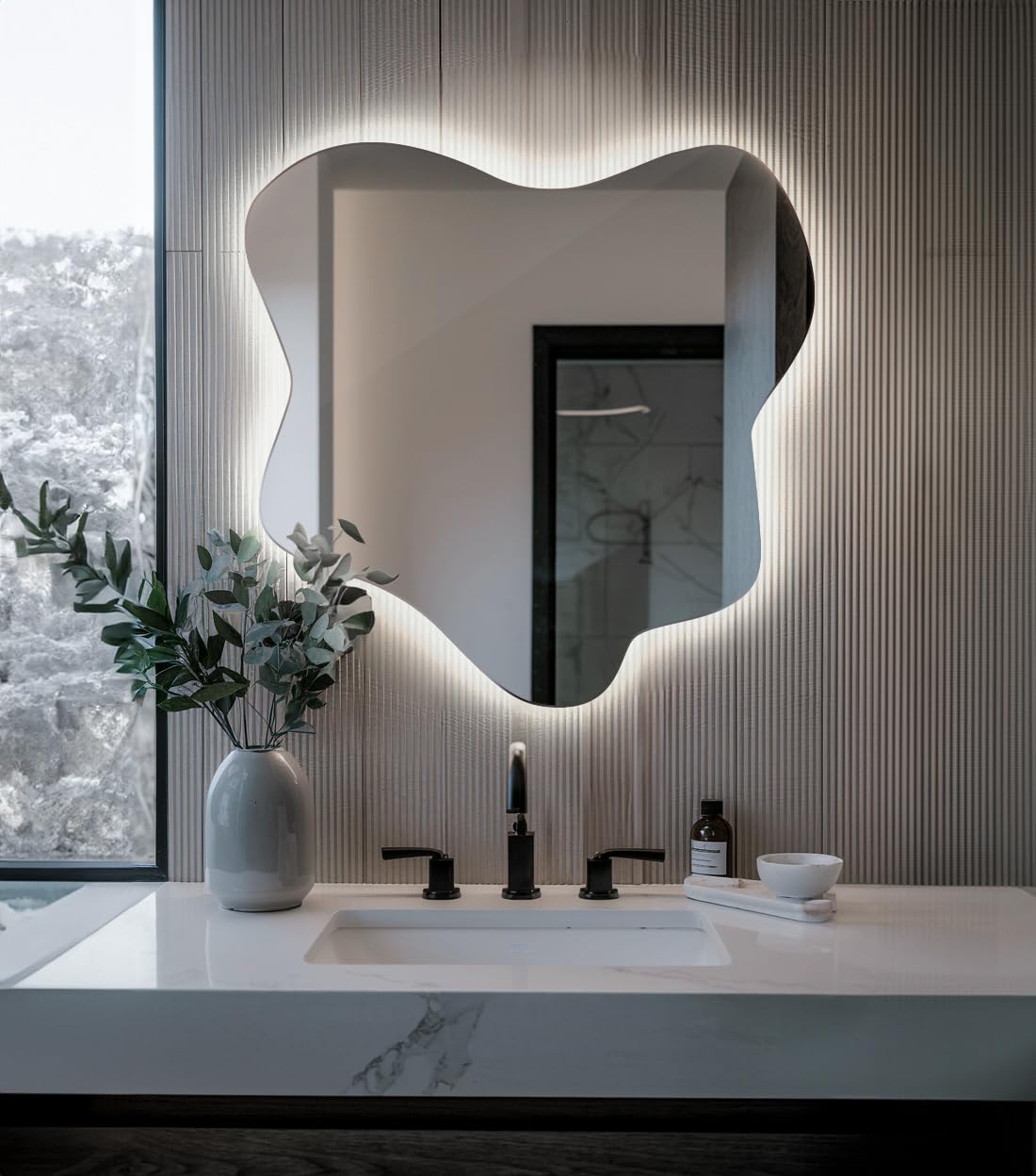Grande Specchio Con Luci 77,3x76,6 cm Forma Irregolare Organico LED Illuminazione per Soggiorno Bagno Camera da Letto il Corridoio Bianco Freddo da Trucco Moderno Design Senza Cornice Asimmetrico