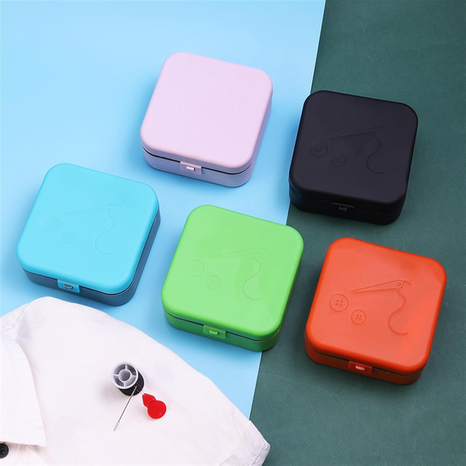 Cobee Kit da Cucito Portatile - 2 Pezzi Mini Kit per Riparazioni di Emergenza e Fai da Te - Custodia a Forma di Cuore con Aghi, Bottoni, Spilli - Essenziale per Viaggi