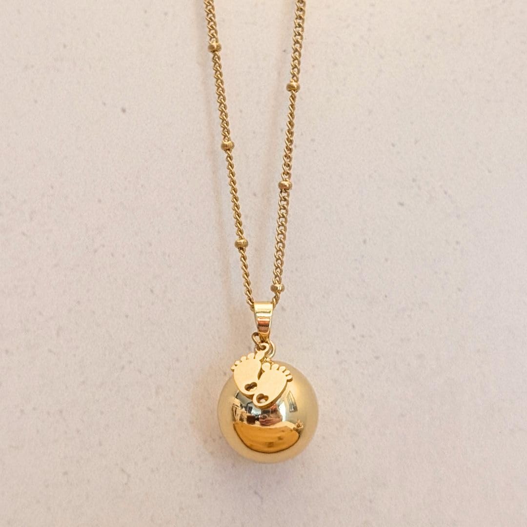 Bola grossesse petit pieds plaqué or jaune avec pendentif acier inoxydable doré - Collier bola grossesse chaine 110 cm maille satellite en acier inoxydable - Cadeau de grossesse pour femme enceinte